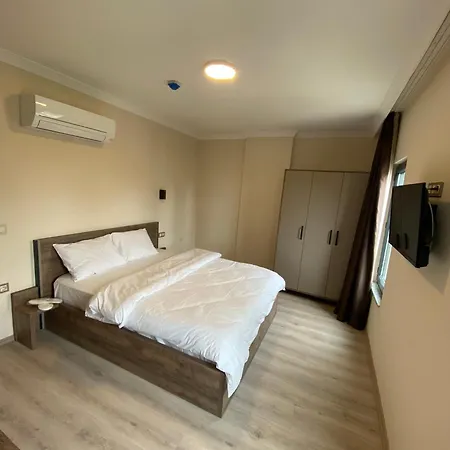 Hotel Rena Grand & *